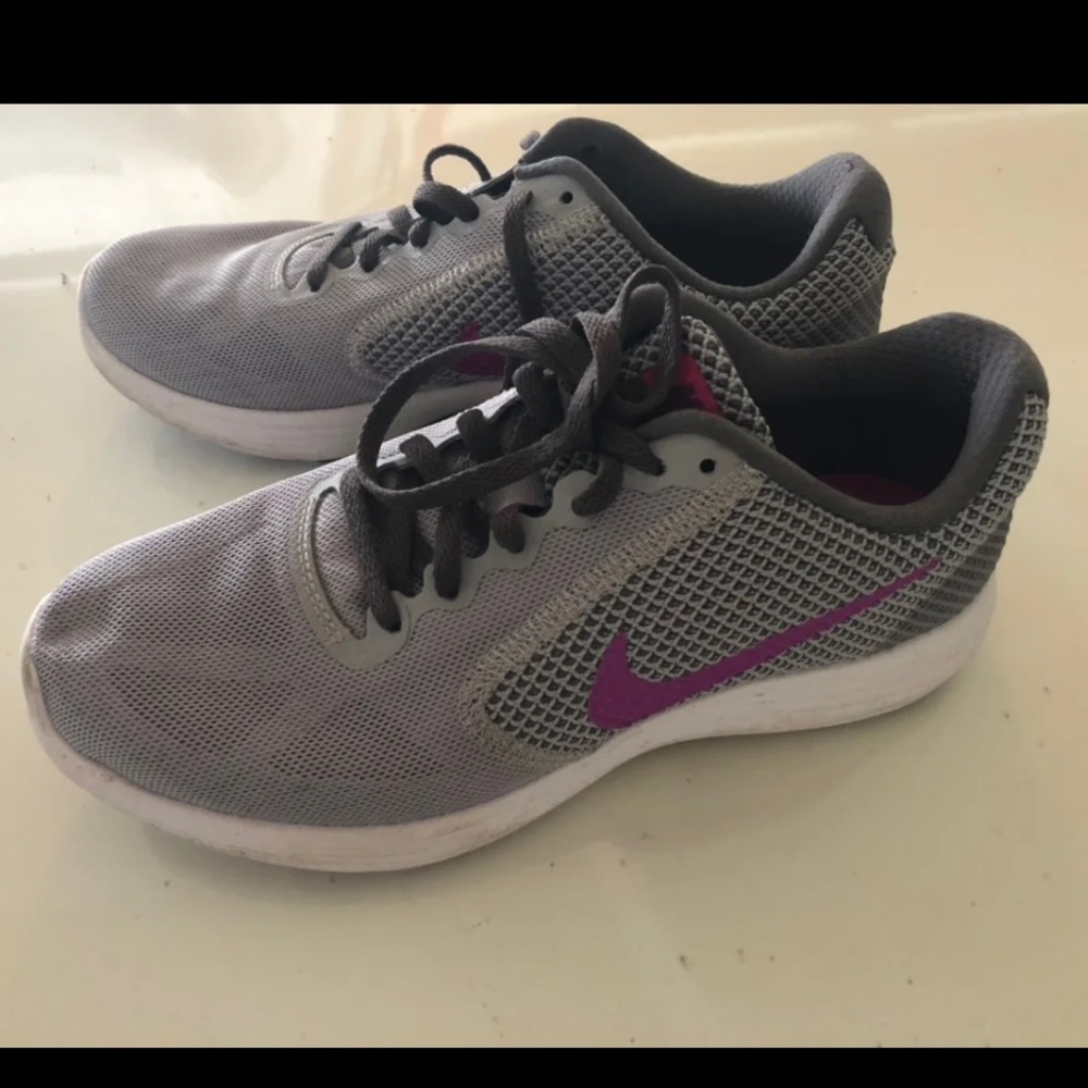 NIKE